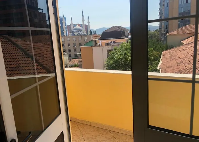 White * ティラナ