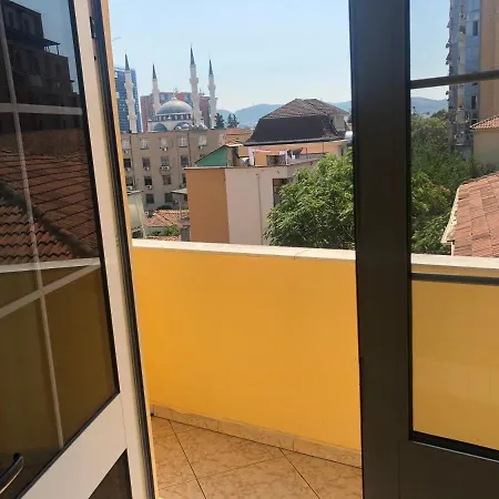 White * Τίρανα